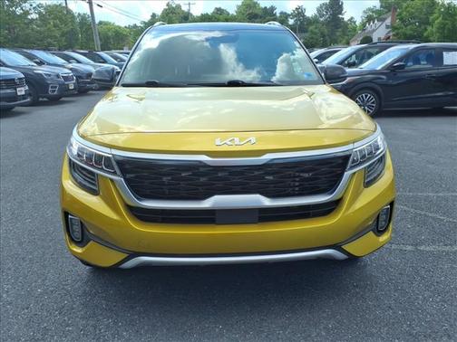 Starbright Yellow / Black Roof 2022 Kia Seltos SX