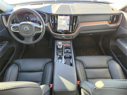 2023 Volvo XC60 Recharge Plug-In Hybrid T8 Ultimate Bright Theme