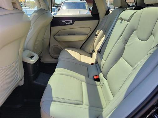2022 Volvo XC60 Recharge Plug-In Hybrid T8 Inscription