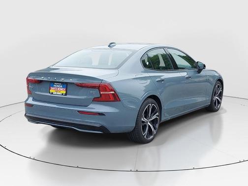 Thunder Gray Metallic 2024 Volvo S60 B5 Core Dark Theme