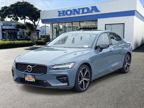Thunder Gray Metallic 2024 Volvo S60 B5 Core Dark Theme