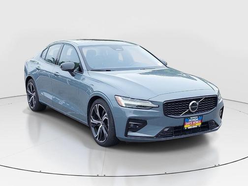 Thunder Gray Metallic 2024 Volvo S60 B5 Core Dark Theme