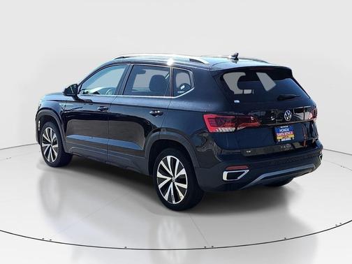 Deep Black Pearl Effect 2024 Volkswagen Taos 1.5T SE
