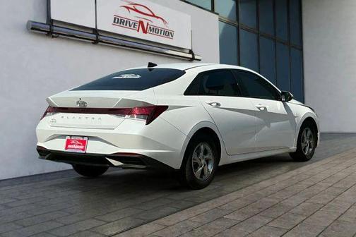 2022 Hyundai ELANTRA SE