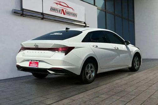 2022 Hyundai ELANTRA SE