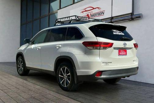 White 2019 Toyota Highlander XLE