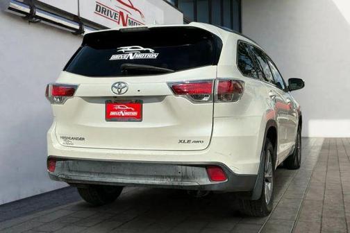 White 2015 Toyota Highlander XLE