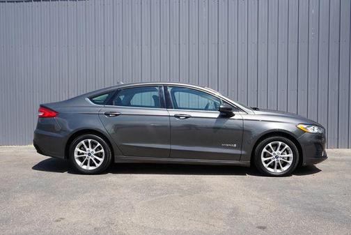 Photo 3 of 33 of 2019 Ford Fusion Hybrid SE
