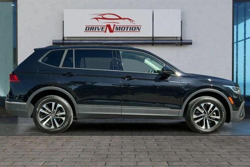 Deep Black Pearl Effect 2023 Volkswagen Tiguan 2.0T S
