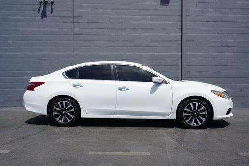 Photo 3 of 32 of 2018 Nissan Altima 2.5 SV