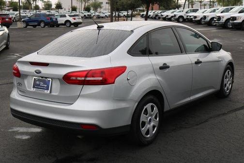 Photo 5 of 16 of 2018 Ford Focus S