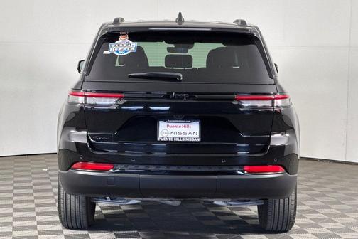 Diamond Black Crystal Pearlcoat 2025 Jeep Grand Cherokee Altitude