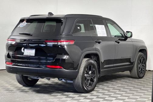 Diamond Black Crystal Pearlcoat 2025 Jeep Grand Cherokee Altitude