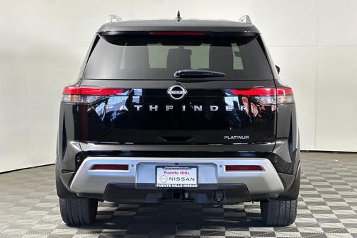 2022 Nissan Pathfinder Platinum 2WD