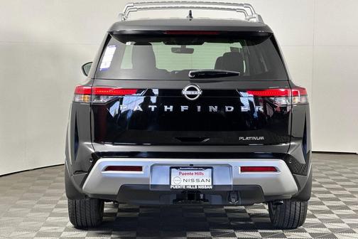2025 Nissan Pathfinder Platinum FWD