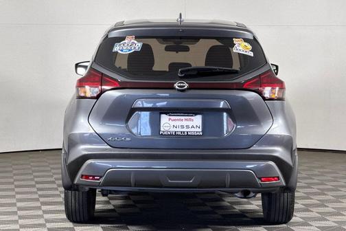 Gun Metallic 2024 Nissan Kicks S