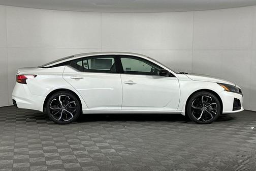 2025 Nissan Altima SR FWD