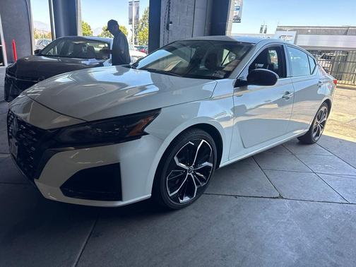 Glacier White 2024 Nissan Altima SR FWD