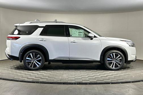 2025 Nissan Pathfinder Platinum FWD