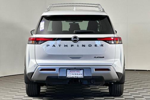 2025 Nissan Pathfinder Platinum FWD