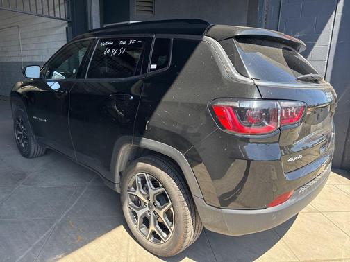 Diamond Black Crystal Pearlcoat 2025 Jeep Compass Limited