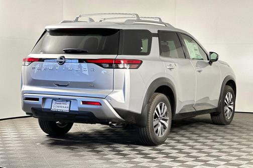 2025 Nissan Pathfinder SL FWD