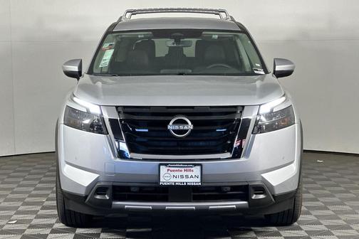 2025 Nissan Pathfinder SL FWD