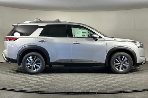 2025 Nissan Pathfinder SL FWD