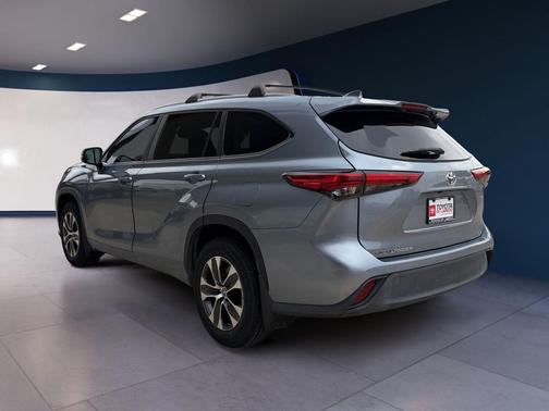 Moon Dust 2023 Toyota Highlander XLE