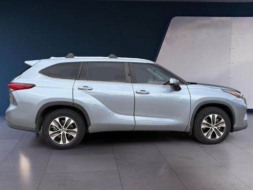 Moon Dust 2023 Toyota Highlander XLE