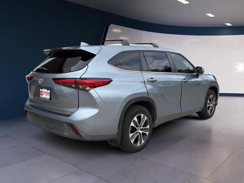 Moon Dust 2023 Toyota Highlander XLE