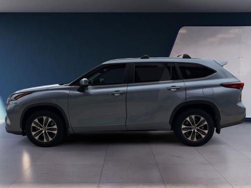 Moon Dust 2023 Toyota Highlander XLE