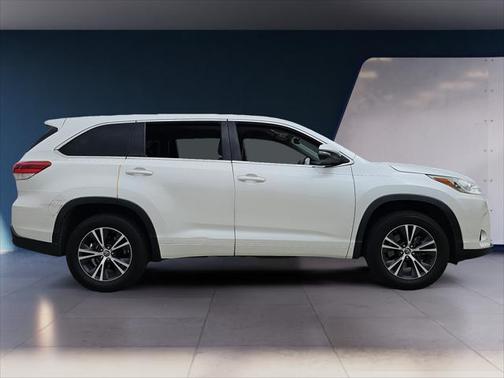 2017 Toyota Highlander LE I4