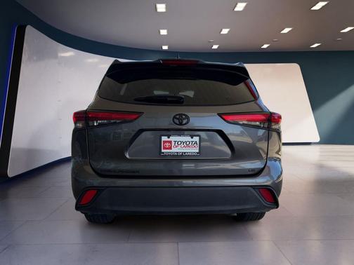 Magnetic Gray Metallic 2023 Toyota Highlander LE