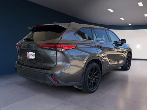 Magnetic Gray Metallic 2023 Toyota Highlander LE