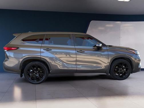 Magnetic Gray Metallic 2023 Toyota Highlander LE
