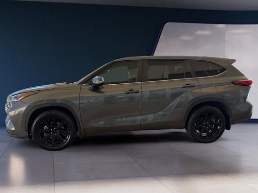Magnetic Gray Metallic 2023 Toyota Highlander LE