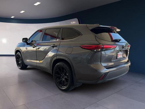 Magnetic Gray Metallic 2023 Toyota Highlander LE