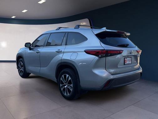 Celestial Silver Metallic 2023 Toyota Highlander Hybrid XLE