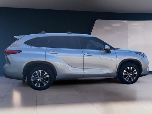 Celestial Silver Metallic 2023 Toyota Highlander Hybrid XLE