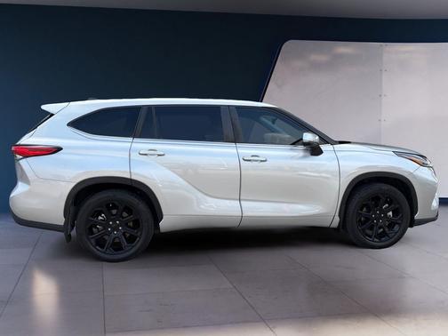 Celestial Silver Metallic 2023 Toyota Highlander LE