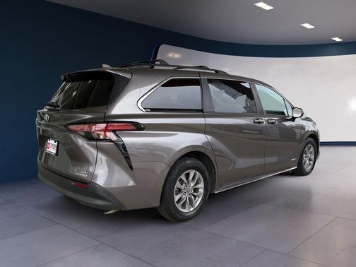 2021 Toyota Sienna LE