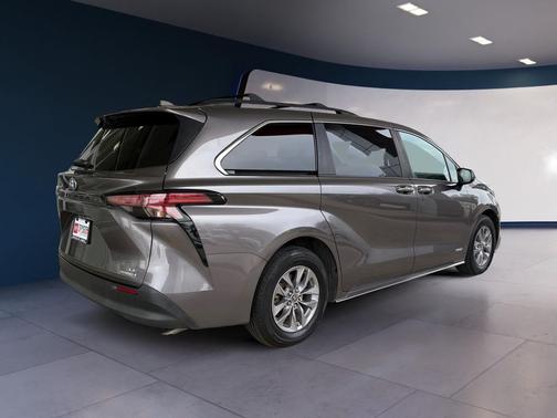 2021 Toyota Sienna LE