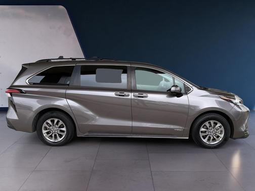 2021 Toyota Sienna LE