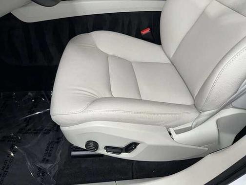 Crystal White 2024 Volvo XC60 Plus