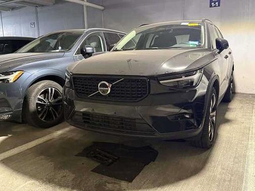 Onyx Black 2024 Volvo XC40 Plus