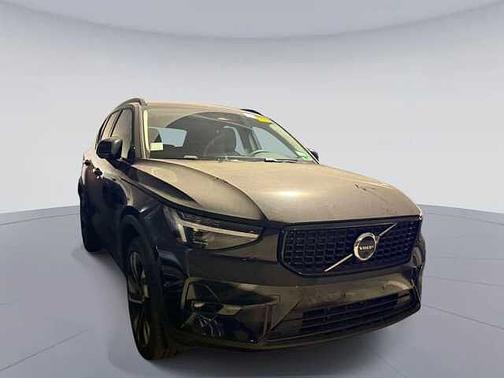 Onyx Black 2024 Volvo XC40 Plus