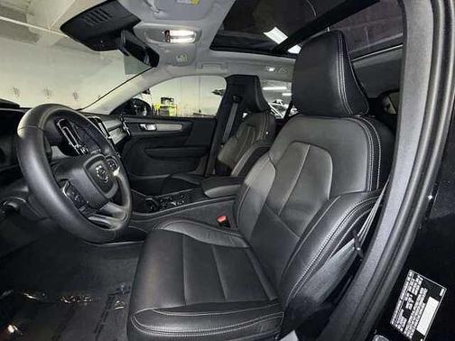 Onyx Black 2025 Volvo XC40 Core