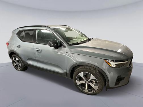 2023 Volvo XC40 B5 AWD Plus Dark