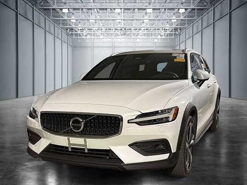 Crystal White 2025 Volvo V60 Cross Country Plus